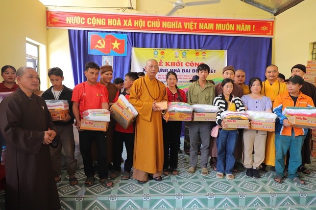 Đoàn trao quà đến bà con khó khăn tại lễ khởi công xây nhà Đại đoàn kết Đoàn trao quà đến bà con khó khăn tại lễ khởi công xây nhà Đại đoàn kết