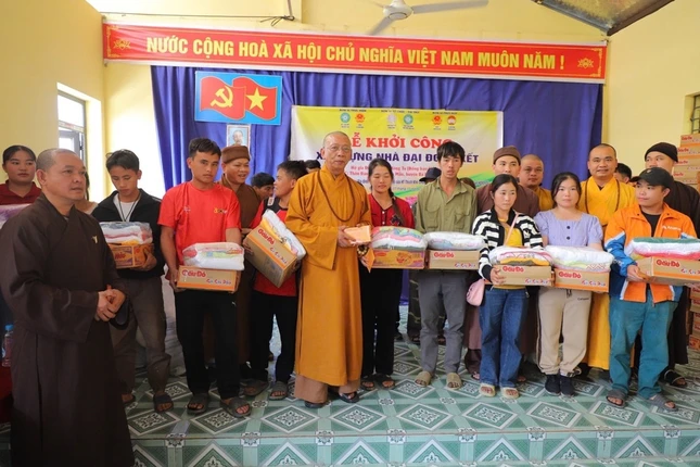 Đoàn trao quà đến bà con khó khăn tại lễ khởi công xây nhà Đại đoàn kết