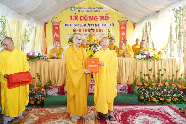 Thượng tọa Thích Quảng Lộc trao quyết định chấp thuận gia nhập danh bộ tự viện tịnh xá Ngọc Đức đến Thượng tọa Thích Đức Thắng, Trưởng ban Trị sự Phật giáo H.Tân Phước