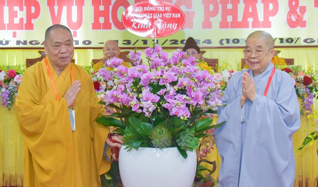 Trưởng lão Hòa thượng Thích Thiện Pháp tặng hoa chúc mừng đến Ban Tổ chức - Ni trưởng Thích nữ Nhật Khương tiếp nhận