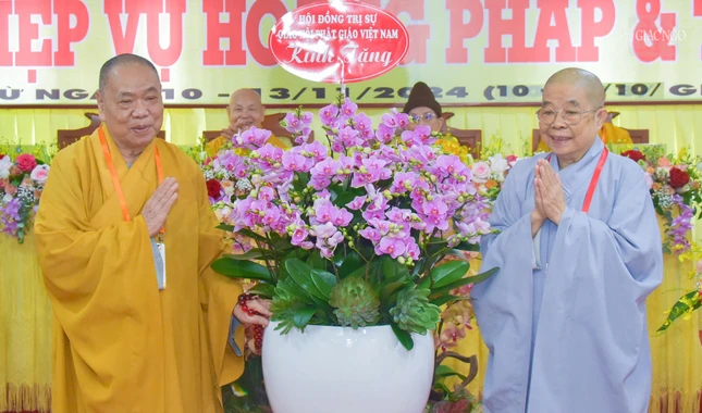 Trưởng lão Hòa thượng Thích Thiện Pháp tặng hoa chúc mừng đến Ban Tổ chức - Ni trưởng Thích nữ Nhật Khương tiếp nhận