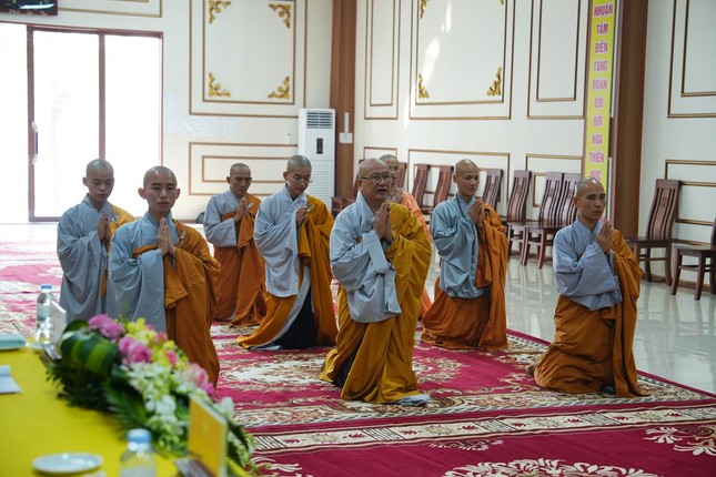 Giới tử Tăng đảnh lễ chư Hội đồng thập sư