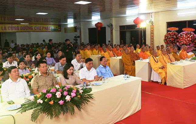 Chư tôn đức, lãnh đạo các cơ quan tham dự Chư tôn đức, lãnh đạo các cơ quan tham dự