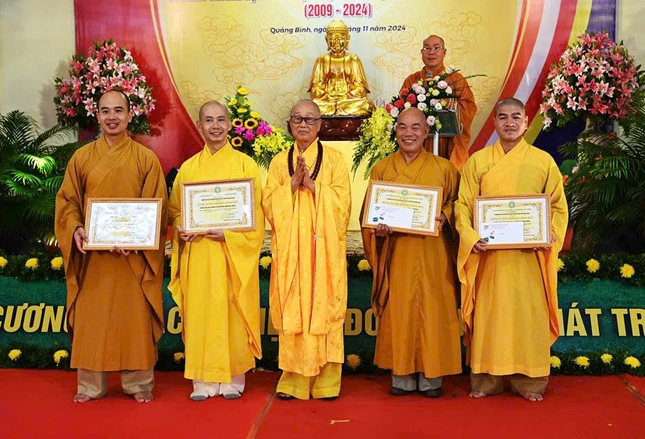 Chư tôn đức thuộc Ban Trị sự đón nhận Bằng tuyên dương công đức do Hòa thượng Trưởng ban Trị sự tỉnh trao tặng Chư tôn đức thuộc Ban Trị sự đón nhận Bằng tuyên dương công đức do Hòa thượng Trưởng ban Trị sự tỉnh trao tặng