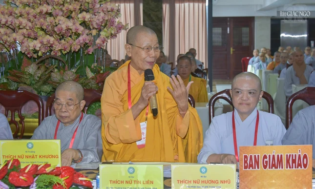 Ni sư Thích nữ Tín Liên đại diện Ban Giám khảo nhận xét phần trình bày của thí sinh