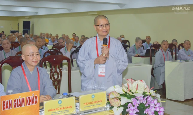Ni sư Thích nữ Huệ Đức đại diện Ban Giám khảo nhận xét