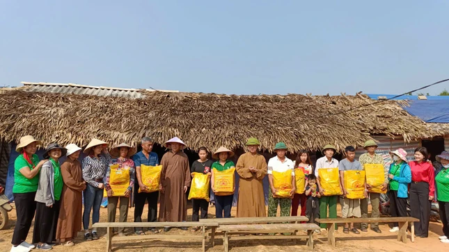 Đoàn từ thiện chùa Minh Giác trao quà đến bà con có hoàn cảnh khó khăn sau bão lũ - Ảnh: Đ.Q