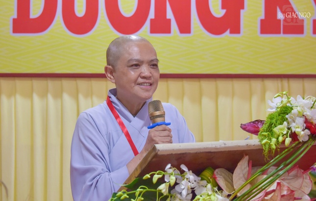 Ni sư Thích nữ Hương Nhũ thay mặt Ban Giám khảo nhận xét sau phần thi của các thí sinh vòng chung kết