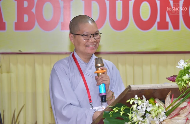 Ni sư Thích nữ Huệ Đức đại diện Ban Tổ chức báo cáo khóa bồi dưỡng