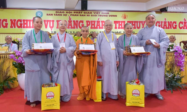 3 vị Sư cô đạt giải khuyến khích