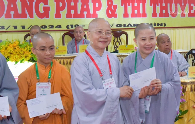 Ni trưởng Thích nữ Như Thảo trao giải khuyến khích