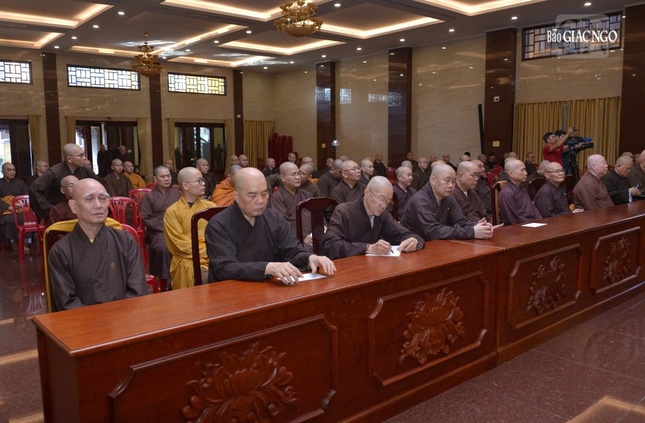 Chư tôn đức tham gia buổi họp mở rộng