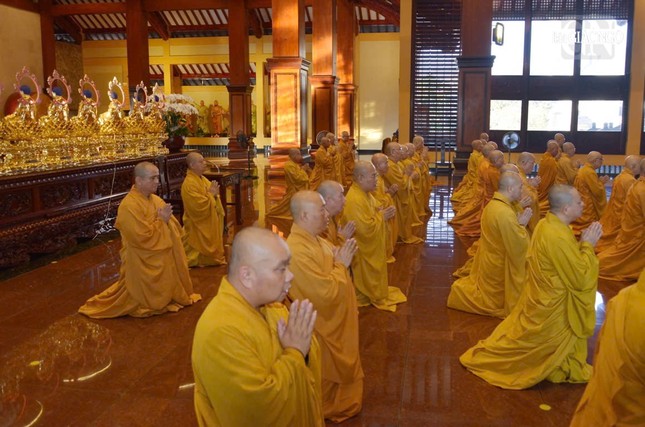 Chư tôn đức tham dự đảnh lễ Tam bảo tại lễ Bố-tát