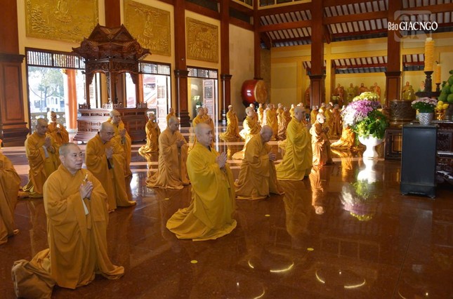 Chư Tăng vân tập định kỳ thính giới, cùng nhắc nhở nhau về giới pháp của hành giả xuất gia