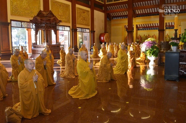 Chư Tăng vân tập định kỳ thính giới, cùng nhắc nhở nhau về giới pháp của hành giả xuất gia