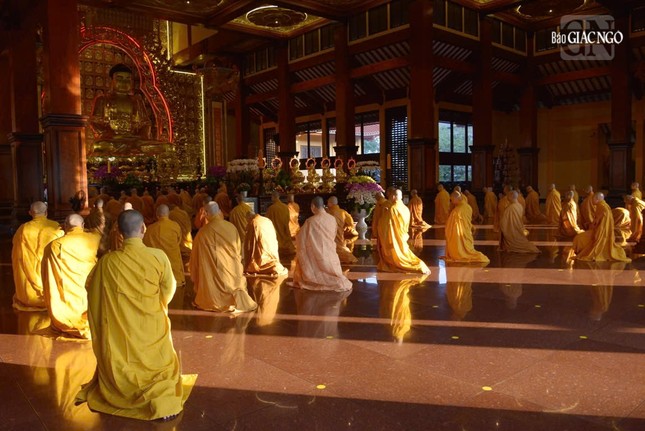 Bố-tát là nghi thức đặc thù của Tăng đoàn nhằm tăng trưởng các pháp lành