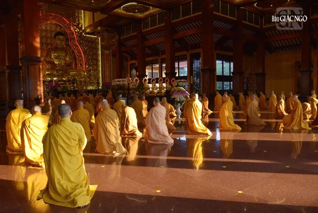 Bố-tát là nghi thức đặc thù của Tăng đoàn nhằm tăng trưởng các pháp lành