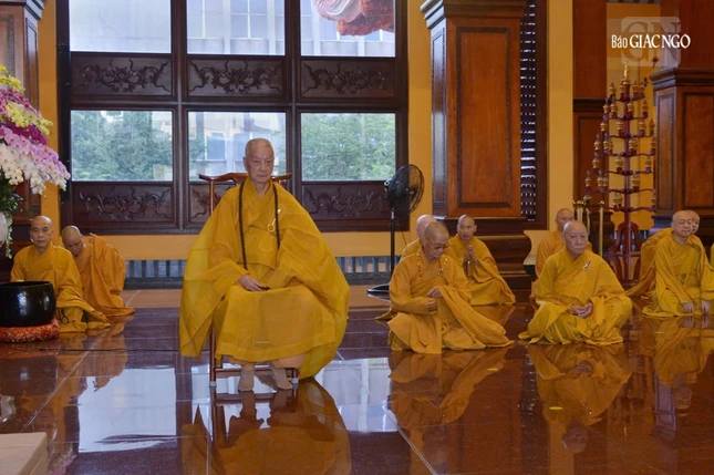 Đức Pháp chủ thính giới cùng đại chúng