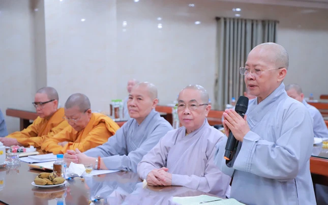 Ni trưởng Thích nữ Như Thảo báo cáo hoạt động của Ni giới TP.HCM