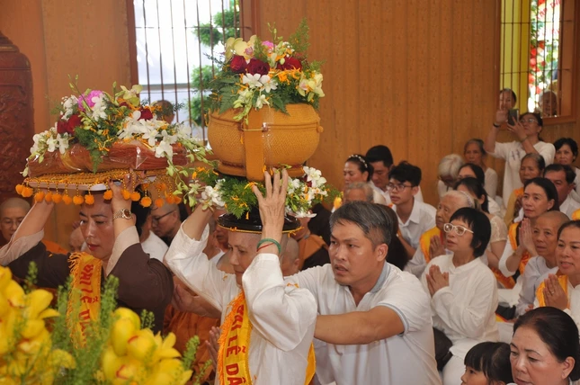 Phật tử dâng y cúng dường sau khóa An cư kiết hạ của chư Tăng