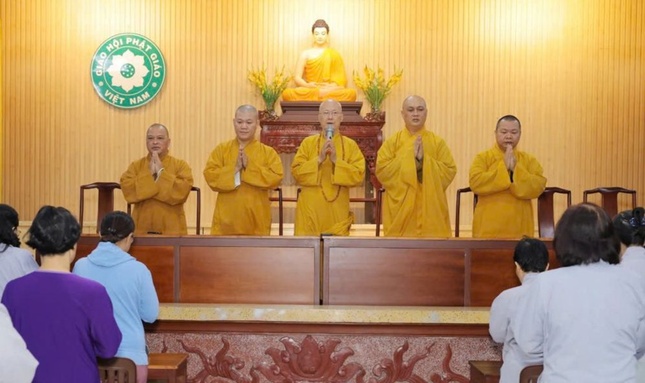 Hòa thượng Thích Chơn Không thăm đạo tràng thiền viện Quảng Đức, Q.3 trong ngày tổ chức cho 600 Phật tử thi thử - Ảnh: L.Huy Hòa thượng Thích Chơn Không thăm đạo tràng thiền viện Quảng Đức, Q.3 trong ngày tổ chức cho 600 Phật tử thi thử - Ảnh: L.Huy