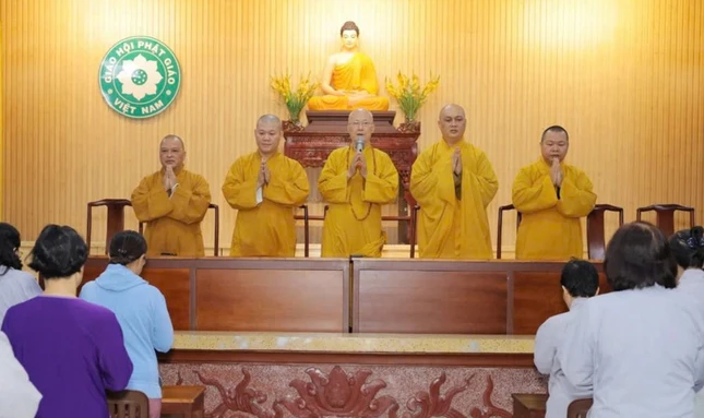 Hòa thượng Thích Chơn Không thăm đạo tràng thiền viện Quảng Đức, Q.3 trong ngày tổ chức cho 600 Phật tử thi thử - Ảnh: L.Huy