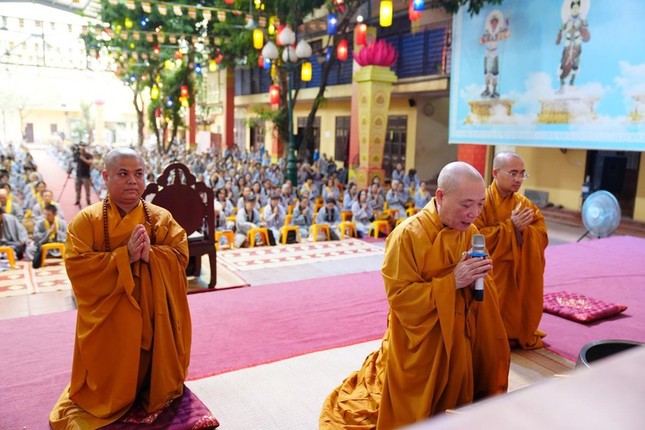 Hòa thượng Thích Bảo Nghiêm đảnh lễ Tam bảo