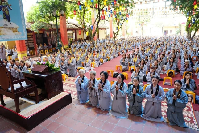 Phật tử về tu Bát Quan trai tại chùa Bằng