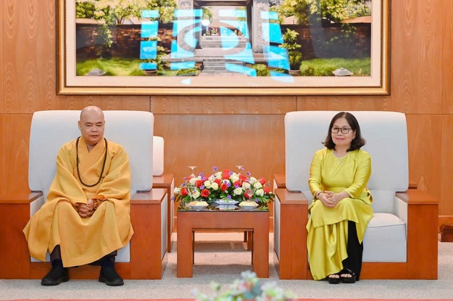 Bà Nguyễn Thị Yến, Phó Bí thư Thường trực Tỉnh ủy Bà Rịa - Vũng Tàu tiếp Thượng tọa Thích Thanh Phong và phái đoàn Ban Thường trực Ban Trị sự tỉnh