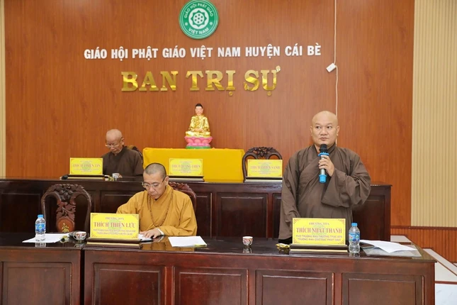 Thượng tọa Thích Nhựt Thanh, Phó Thường trực Ban Trị sự Phật giáo huyện triển khai các văn bản tại phiên họp