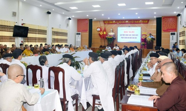 Quang cảnh buổi họp các chức sắc, chức việc Phật giáo và đạo Cao Đài