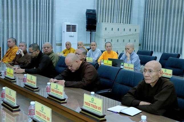 Chư tôn đức tham dự họp