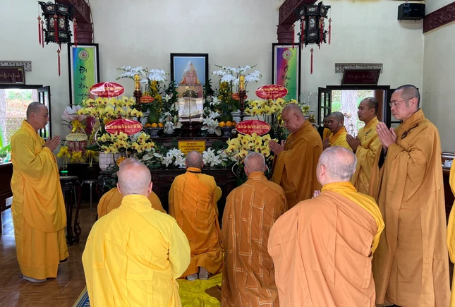 Chư tôn đức, môn đồ pháp quyến đảnh lễ Giác linh Hòa thượng Thích Từ Mãn