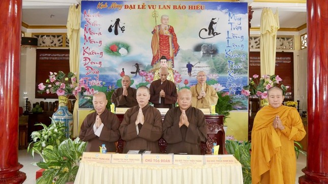 Chư tôn đức chứng minh và chủ tọa phiên họp