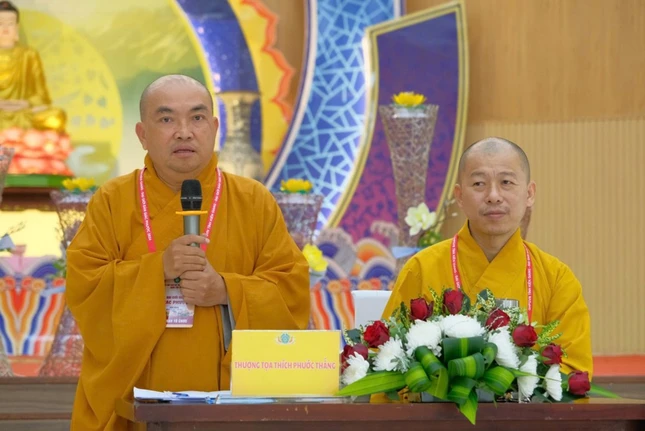 Thượng tọa Thích Phước Thắng, Phó ban Trị sự, Trưởng ban Giáo dục Phật giáo GHPGVN tỉnh Kiên Giang phát biểu sách tấn