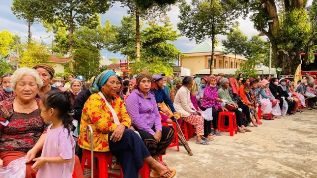 Bà con địa phương đến chùa Tân Minh nhận quà