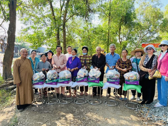 Đoàn trao 30 phần quà đến người dân khó khăn tại địa phương - Ảnh: TN