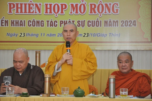 Thượng tọa Thích Nhuận Nghĩa, Phó Thường trực Ban Trị sự tỉnh phát biểu đóng góp ý kiến