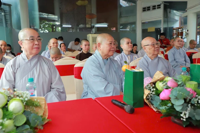 Chư Ni trưởng chứng minh