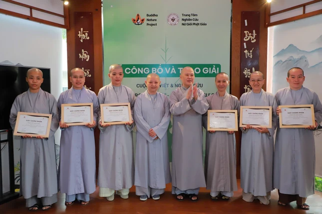 Các Sư cô đạt giải khuyến khích