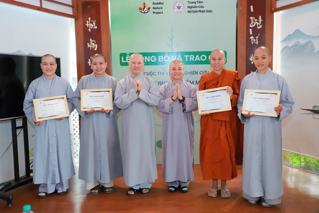 Đại diện Ban Tổ chức trao giải ba