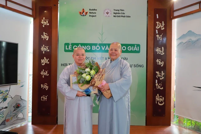 Ni trưởng Thích nữ Tịnh Nghiêm trao giải nhì