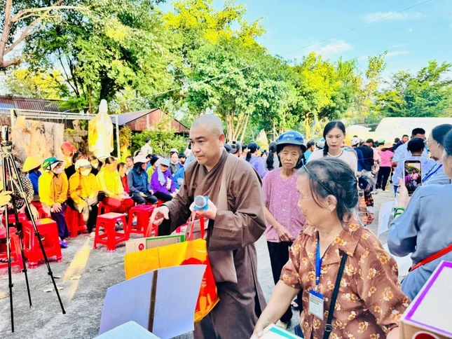 Đại đức Thích Xuân Trí hỗ trợ bà con đến nhận quà của đoàn
