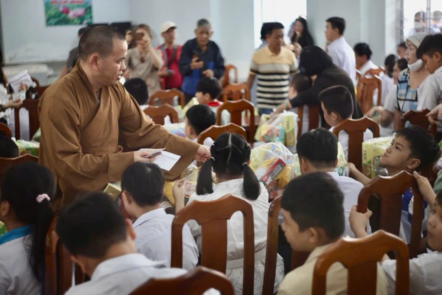 Thượng tọa Thích Thiện Thông trao quà đến các cháu Trường Nuôi dạy trẻ khuyết tật tỉnh Bến Tre