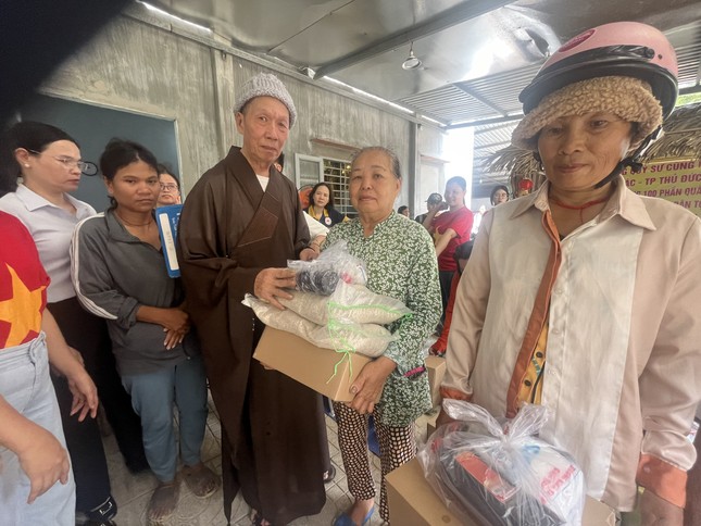 Hòa thượng Thích Giác Trí trao quà tại chùa Thanh Thắng, xã Minh Thắng - Ảnh: Đ.Q
