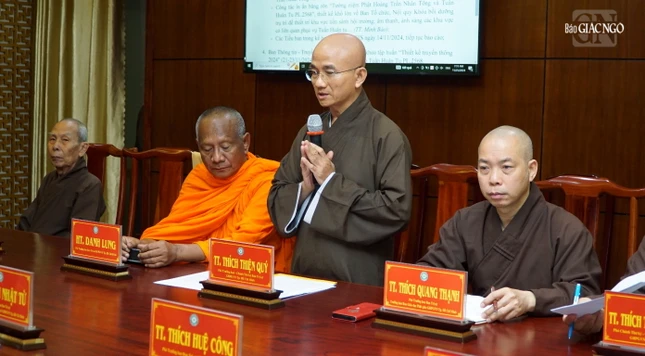 Thượng tọa Thích Thiện Quý thay mặt Ban Thư ký trình các nội dung chuẩn bị cho Tuần huân tu