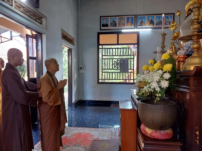 Hòa thượng Thích Minh Thông, Trưởng ban Trị sự tỉnh đảnh lễ Giác linh Trưởng lão Hòa thượng Thích Ngộ Tánh