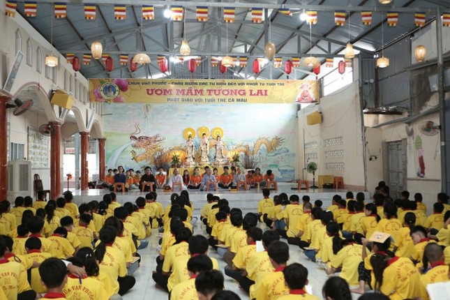 Tu sinh được hướng dẫn tọa thiền, tụng kinh