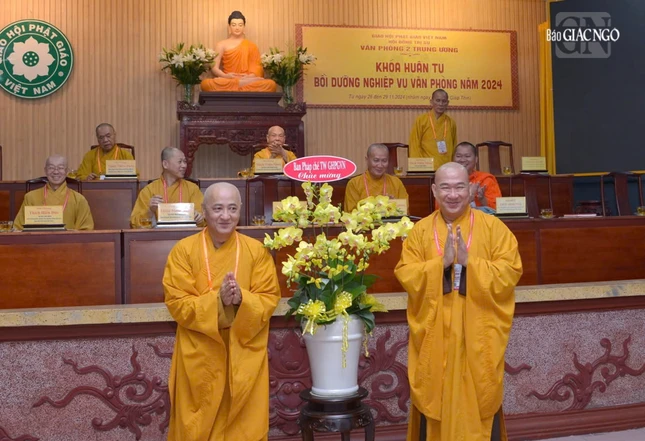 Hòa thượng Thích Huệ Thông tặng lẵng hoa chúc mừng của Ban Pháp chế T.Ư Hòa thượng Thích Huệ Thông tặng lẵng hoa chúc mừng của Ban Pháp chế T.Ư