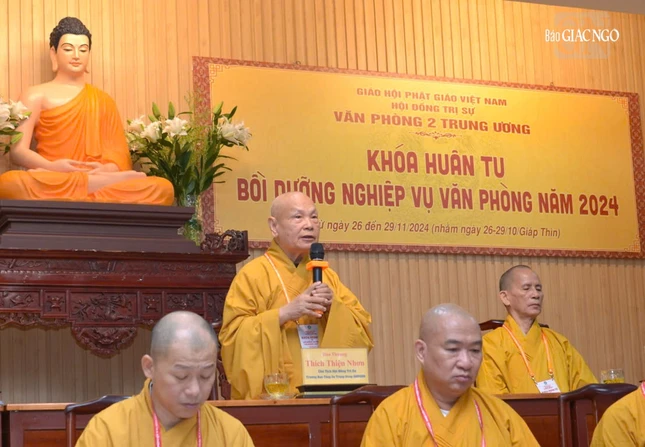 Trưởng lão Hòa thượng Chủ tịch Hội đồng Trị sự kiêm Trưởng ban Tăng sự T.Ư huấn từ tại lễ khai mạc Khóa huân tu và Bồi dưỡng nghiệp vụ văn phòng Trưởng lão Hòa thượng Chủ tịch Hội đồng Trị sự kiêm Trưởng ban Tăng sự T.Ư huấn từ tại lễ khai mạc Khóa huân tu và Bồi dưỡng nghiệp vụ văn phòng